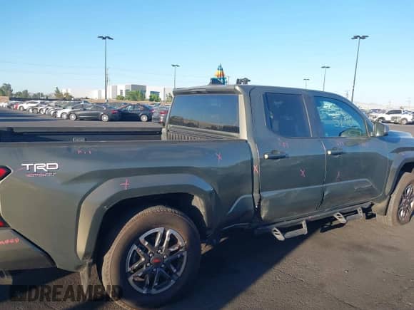 2024 Toyota Tacoma SR5 z VIN 3TMLB5JN9RM057547, wystawiony jako IAAI lot #42865640 z przebiegiem 28 049 mil mil oraz . Historia ofert i sprzedaży dostępna na DreamBid. Obrazek 6.