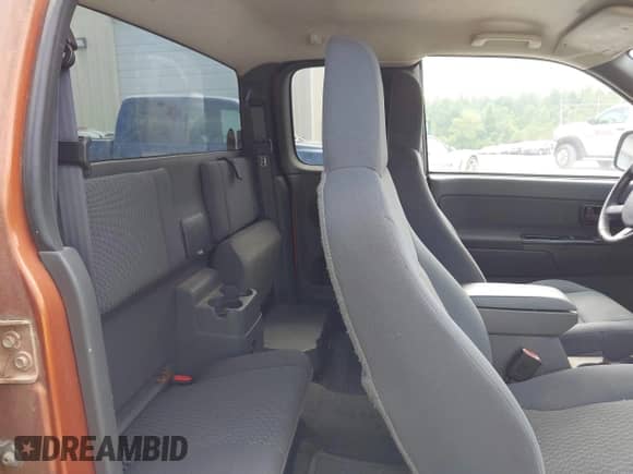 2006 Chevrolet Colorado Work Truck z VIN 1GCDT196468264628, wystawiony jako IAAI lot #42394743 z przebiegiem 227 454 mil mil oraz . Historia ofert i sprzedaży dostępna na DreamBid. Obrazek 8.