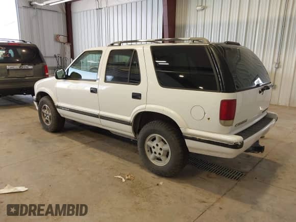 1997 Chevrolet Blazer LS z VIN 1GNDT13W6V2114263, wystawiony jako IAAI lot #43132459 z przebiegiem 132 964 mil mil oraz . Historia ofert i sprzedaży dostępna na DreamBid. Obrazek 3.