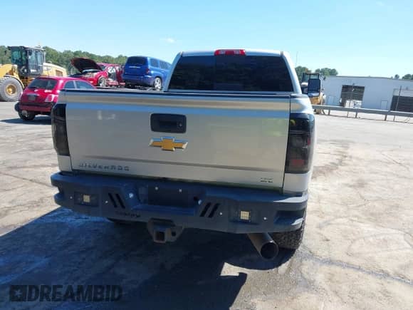 2017 Chevrolet Silverado 2500HD LTZ z VIN 1GC1KWEY1HF178685, wystawiony jako IAAI lot #43085790 z przebiegiem 178 317 mil mil oraz . Historia ofert i sprzedaży dostępna na DreamBid. Obrazek 16.