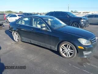 2014 Mercedes-Benz C 250 Sport z VIN WDDGF4HB4ER306668, wystawiony jako IAAI lot #43431819 z przebiegiem 143 016 mil mil oraz . Historia ofert i sprzedaży dostępna na DreamBid. Obrazek 1.