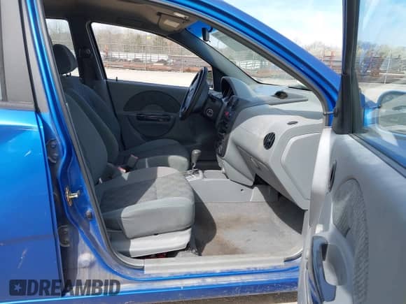 2005 Chevrolet Aveo LS z VIN KL1TD62605B410547, wystawiony jako IAAI lot #41833279 z przebiegiem 190 861 mil mil oraz . Historia ofert i sprzedaży dostępna na DreamBid. Obrazek 5.