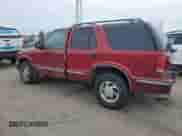 1998 Chevrolet Blazer LT z VIN 1GNDT13W1W2261382, wystawiony jako Copart lot #80436974 z przebiegiem 145 348 mil mil oraz Szkoda całkowita • Salvage title. Historia ofert i sprzedaży dostępna na DreamBid. Obrazek 2.