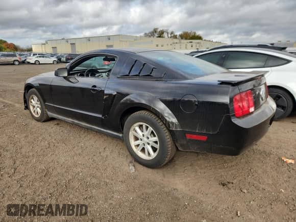 2007 Ford Mustang Deluxe с VIN 1ZVFT80N775326562, выставлен на аукционе Copart как лот 82551505 с пробегом 148 765 миль миль и Чистый • Clean title. История ставок и продаж доступна на DreamBid. Изображение 2.