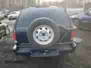 2001 Chevrolet Blazer LS z VIN 1GNCT18W91K121058, wystawiony jako Copart lot #42345925 z przebiegiem Nie podano mil oraz Szkoda całkowita • Salvage title. Historia ofert i sprzedaży dostępna na DreamBid. Obrazek 6.