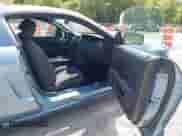 2005 Ford Mustang GT Deluxe z VIN 1ZVFT82H555223046, wystawiony jako IAAI lot #43130653 z przebiegiem 39 319 mil mil oraz . Historia ofert i sprzedaży dostępna na DreamBid. Obrazek 5.