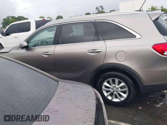 2017 Kia Sorento LX z VIN 5XYPG4A34HG298309, wystawiony jako IAAI lot #43013503 z przebiegiem 150 581 mil mil oraz . Historia ofert i sprzedaży dostępna na DreamBid. Obrazek 14.