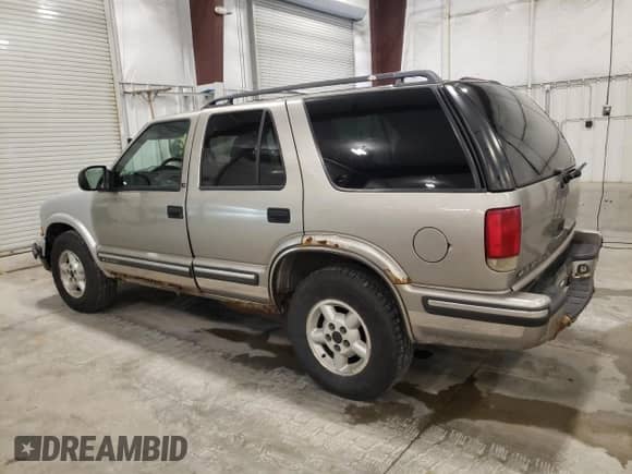 1999 Chevrolet Blazer LT z VIN 1GNDT13W4X2149645, wystawiony jako Copart lot #68597425 z przebiegiem 184 694 mil mil oraz Czysty tytuł • Clean title. Historia ofert i sprzedaży dostępna na DreamBid. Obrazek 2.