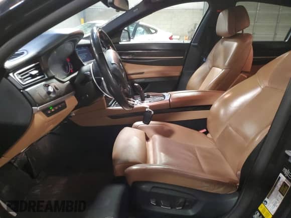 2014 BMW 7 Series 750i xDrive с VIN WBAYB6C55ED224739, выставлен на аукционе Copart как лот 84935364 с пробегом 173 805 миль миль и Списание • Salvage title. История ставок и продаж доступна на DreamBid. Изображение 7.