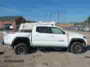 2023 Toyota Tacoma SR z VIN 3TYCZ5AN3PT159617, wystawiony jako IAAI lot #43235205 z przebiegiem Nie podano mil oraz . Historia ofert i sprzedaży dostępna na DreamBid. Obrazek 12.