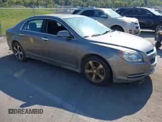 2012 Chevrolet Malibu 1LT z VIN 1G1ZC5EU8CF288089, wystawiony jako IAAI lot #43443742 z przebiegiem 195 894 mil mil oraz . Historia ofert i sprzedaży dostępna na DreamBid. Obrazek 1.