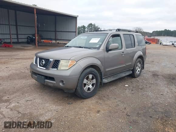 2006 Nissan Pathfinder SE z VIN 5N1AR18U36C600232, wystawiony jako IAAI lot #41570369 z przebiegiem 263 910 mil mil oraz . Historia ofert i sprzedaży dostępna na DreamBid. Obrazek 2.