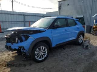 2024 Chevrolet TrailBlazer LS z VIN KL79MMSL0RB115271, wystawiony jako Copart lot #80527335 z przebiegiem 36 659 mil mil oraz Nie do naprawy • Non repairable. Historia ofert i sprzedaży dostępna na DreamBid. Obrazek 1.
