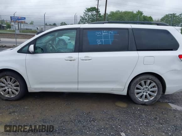 2013 Toyota Sienna LE z VIN 5TDJK3DC9DS055134, wystawiony jako IAAI lot #42255532 z przebiegiem 156 381 mil mil oraz . Historia ofert i sprzedaży dostępna na DreamBid. Obrazek 14.