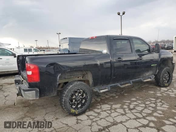 2014 Chevrolet Silverado 2500HD LTZ z VIN 1GC1KYEG9EF187360, wystawiony jako Copart lot #44048665 z przebiegiem 105 951 mil mil oraz Czysty tytuł • Clean title. Historia ofert i sprzedaży dostępna na DreamBid. Obrazek 3.