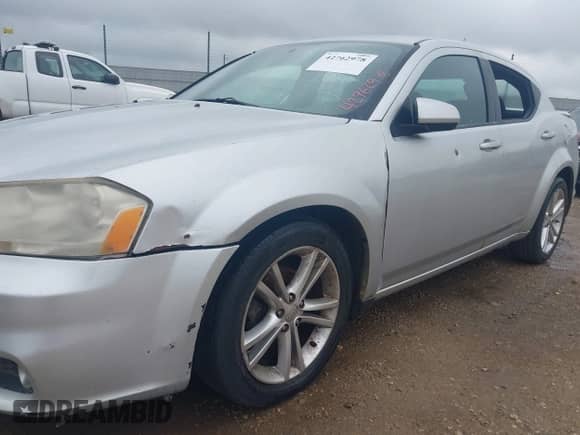 2011 Dodge Avenger Heat z VIN 1B3BD1FG5BN517129, wystawiony jako IAAI lot #42762978 z przebiegiem 201 765 mil mil oraz . Historia ofert i sprzedaży dostępna na DreamBid. Obrazek 6.