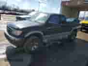 1998 Toyota Tacoma z VIN 4TAWM72N8WZ144489, wystawiony jako Copart lot #46682875 z przebiegiem 238 124 mil mil oraz Czysty tytuł • Clean title. Historia ofert i sprzedaży dostępna na DreamBid. Obrazek 1.