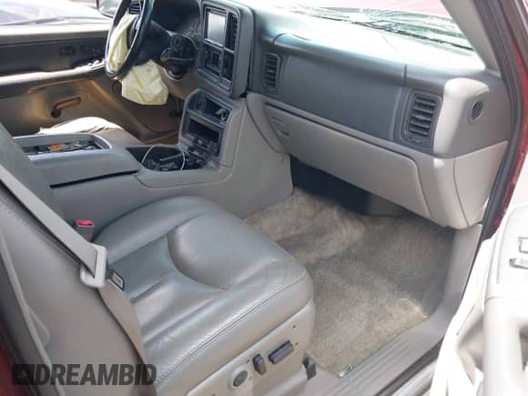 2003 Chevrolet Suburban LT z VIN 1GNEC16Z03J332440, wystawiony jako IAAI lot #42187347 z przebiegiem 176 717 mil mil oraz . Historia ofert i sprzedaży dostępna na DreamBid. Obrazek 5.