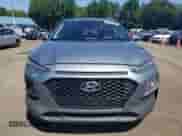2020 Hyundai Kona SE z VIN KM8K12AA9LU409079, wystawiony jako Copart lot #69937705 z przebiegiem 61 366 mil mil oraz Szkoda całkowita • Salvage title. Historia ofert i sprzedaży dostępna na DreamBid. Obrazek 5.
