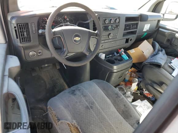 2012 Chevrolet Express Cargo z VIN 1GCSGAFX8C1107214, wystawiony jako Copart lot #44963945 z przebiegiem 273 256 mil mil oraz Szkoda całkowita • Salvage title. Historia ofert i sprzedaży dostępna na DreamBid. Obrazek 8.