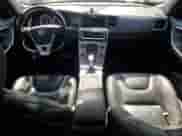 2013 Volvo S60 T6 R-Design Platinum с VIN YV1902FH2D2174043, выставлен на аукционе Copart как лот 64599995 с пробегом 161 918 миль миль и Списание • Salvage title. История ставок и продаж доступна на DreamBid. Изображение 8.