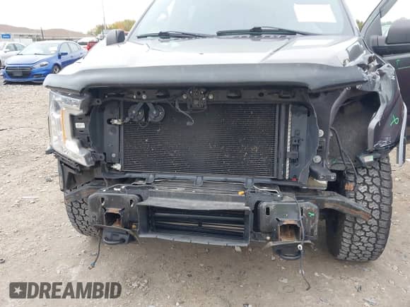 2019 Ford F-150 XLT z VIN 1FTEW1E43KFA09765, wystawiony jako IAAI lot #43442175 z przebiegiem 96 007 mil mil oraz . Historia ofert i sprzedaży dostępna na DreamBid. Obrazek 6.