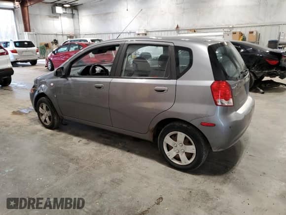 2008 Chevrolet Aveo LS z VIN KL1TD66648B266385, wystawiony jako Copart lot #77990724 z przebiegiem 142 831 mil mil oraz Czysty tytuł • Clean title. Historia ofert i sprzedaży dostępna na DreamBid. Obrazek 2.