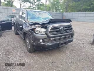 2018 Toyota Tacoma SR5 z VIN 5TFSZ5AN8JX150016, wystawiony jako IAAI lot #42427452 z przebiegiem 22 374 mil mil oraz . Historia ofert i sprzedaży dostępna na DreamBid. Obrazek 1.