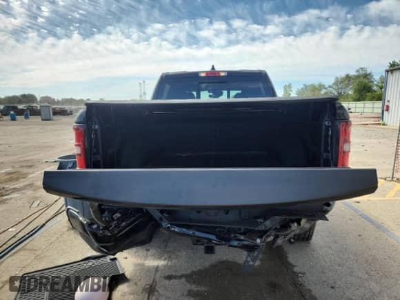 2025 Ram 1500 Big Horn z VIN 1C6RRFFGXSN585784, wystawiony jako Copart lot #70215035 z przebiegiem 16 105 mil mil oraz Szkoda całkowita • Salvage title. Historia ofert i sprzedaży dostępna na DreamBid. Obrazek 6.