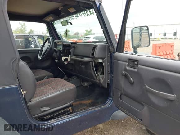 2000 Jeep Wrangler SE with VIN 1J4FA29P4YP740134, listed as a IAAI auction lot 42772253 with 168,656 mi miles and . Bid and sale history available at DreamBid. Image 5.