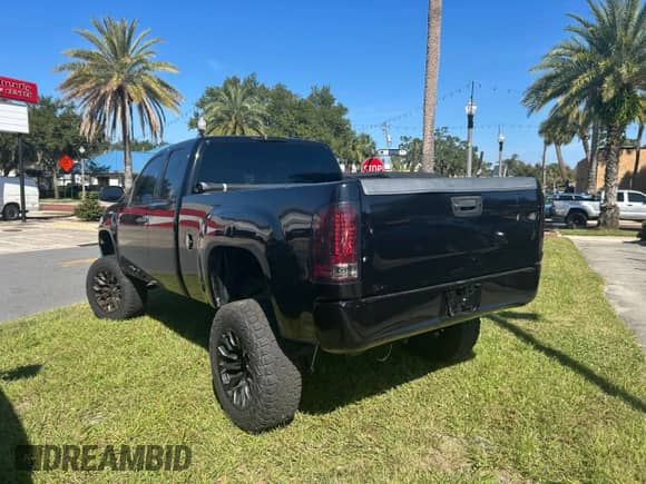 2009 GMC Sierra 1500 z VIN 2GTEC290291129595, wystawiony jako Copart lot #90131885 z przebiegiem 124 544 mil mil oraz Czysty tytuł • Clean title. Historia ofert i sprzedaży dostępna na DreamBid. Obrazek 3.