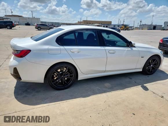 2023 BMW 3 Series 330e xDrive z VIN 3MW39FS06P8D01761, wystawiony jako Copart lot #61768835 z przebiegiem 63 737 mil mil oraz Szkoda całkowita • Salvage title. Historia ofert i sprzedaży dostępna na DreamBid. Obrazek 3.