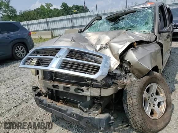 2005 Dodge Dakota Laramie z VIN 1D7HW58N15S145340, wystawiony jako Copart lot #58954154 z przebiegiem Nie podano mil oraz Szkoda całkowita • Salvage title. Historia ofert i sprzedaży dostępna na DreamBid. Obrazek 10.