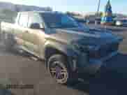2024 Toyota Tacoma SR5 z VIN 3TMLB5JN9RM057547, wystawiony jako IAAI lot #42865640 z przebiegiem 28 049 mil mil oraz . Historia ofert i sprzedaży dostępna na DreamBid. Obrazek 1.