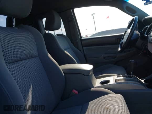 2011 Toyota Tacoma z VIN 5TFUU4EN8BX001764, wystawiony jako IAAI lot #42018887 z przebiegiem 143 848 mil mil oraz . Historia ofert i sprzedaży dostępna na DreamBid. Obrazek 5.