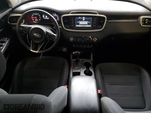 2018 Kia Sorento LX z VIN 5XYPGDA33JG383809, wystawiony jako Copart lot #67726675 z przebiegiem 114 685 mil mil oraz Czysty tytuł • Clean title. Historia ofert i sprzedaży dostępna na DreamBid. Obrazek 8.