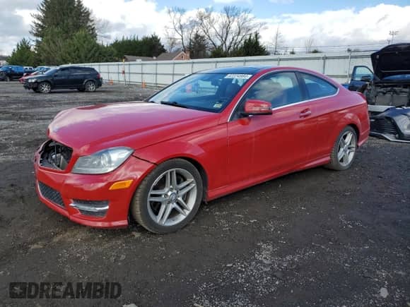 2013 Mercedes-Benz C 350 z VIN WDDGJ8JB2DF972458, wystawiony jako Copart lot #82224984 z przebiegiem 135 554 mil mil oraz Szkoda całkowita • Salvage title. Historia ofert i sprzedaży dostępna na DreamBid. Obrazek 1.