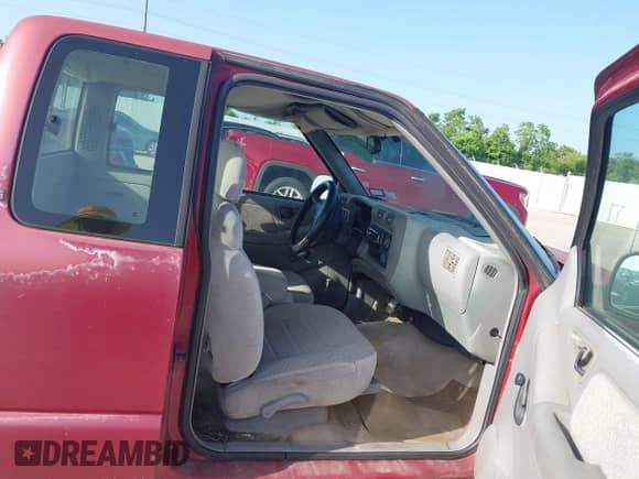 1997 Chevrolet S-10 LS с VIN 1GCCS1942VK103239, выставлен на аукционе IAAI как лот 42748370 с пробегом 229 864 миль миль и . История ставок и продаж доступна на DreamBid. Изображение 5.