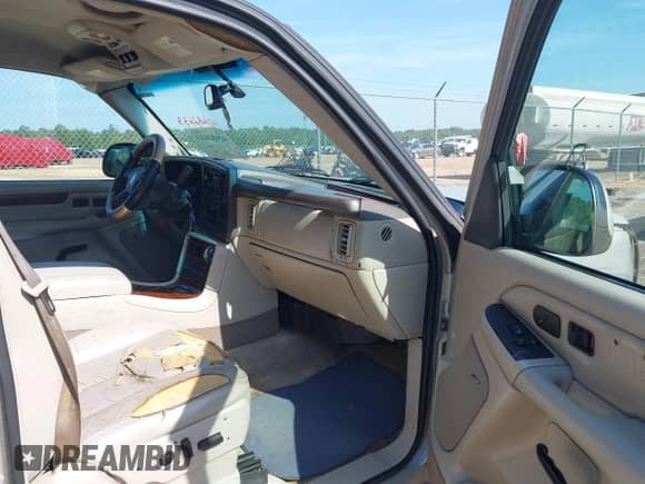 2004 Cadillac Escalade with VIN 1GYEC63T64R257729, listed as a IAAI auction lot 42682633 with 204,439 mi miles and . Bid and sale history available at DreamBid. Image 5.