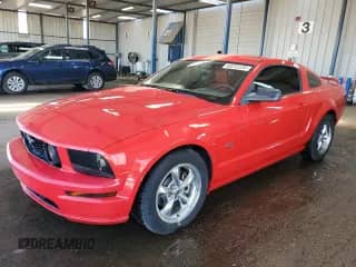 2006 Ford Mustang GT Deluxe z VIN 1ZVFT82H765120194, wystawiony jako Copart lot #69232235 z przebiegiem 89 604 mil mil oraz Czysty tytuł • Clean title. Historia ofert i sprzedaży dostępna na DreamBid. Obrazek 1.