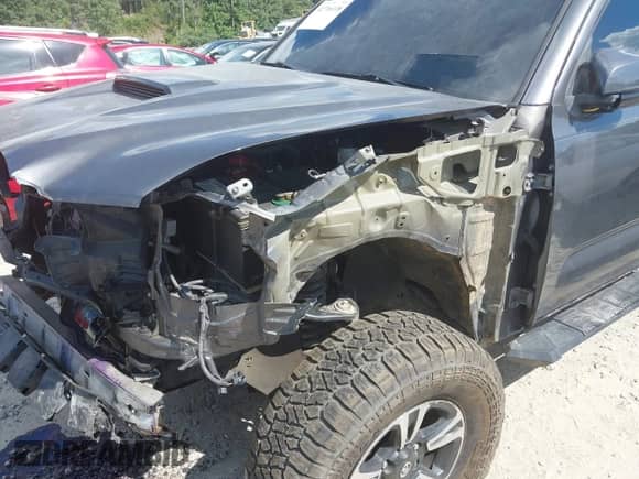 2017 Toyota Tacoma SR5 z VIN 5TFCZ5AN6HX082555, wystawiony jako IAAI lot #42716118 z przebiegiem 100 116 mil mil oraz . Historia ofert i sprzedaży dostępna na DreamBid. Obrazek 6.