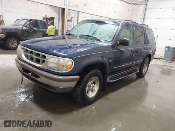 1997 Ford Explorer XLT с VIN 1FMDU35P6VUA33724, выставлен на аукционе IAAI как лот 41843164 с пробегом 226 234 миль миль и . История ставок и продаж доступна на DreamBid. Изображение 17.
