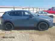 2023 Mazda CX-5 S Carbon Edition z VIN JM3KFBCM9P0211734, wystawiony jako IAAI lot #42439734 z przebiegiem 22 886 mil mil oraz . Historia ofert i sprzedaży dostępna na DreamBid. Obrazek 13.
