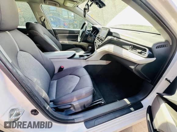 2021 Toyota Camry LE z VIN 4T1C11AK7MU595701, wystawiony jako Copart lot #65841075 z przebiegiem 30 616 mil mil oraz Czysty tytuł • Clean title. Historia ofert i sprzedaży dostępna na DreamBid. Obrazek 5.