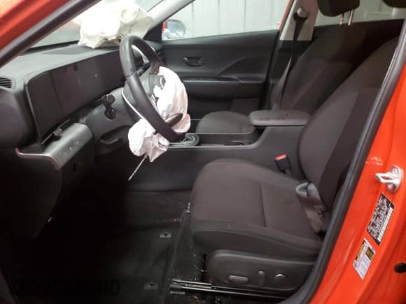 2024 Hyundai Kona SEL z VIN KM8HBCAB3RU136381, wystawiony jako Copart lot #81465344 z przebiegiem 4 200 mil mil oraz Szkoda całkowita • Salvage title. Historia ofert i sprzedaży dostępna na DreamBid. Obrazek 7.