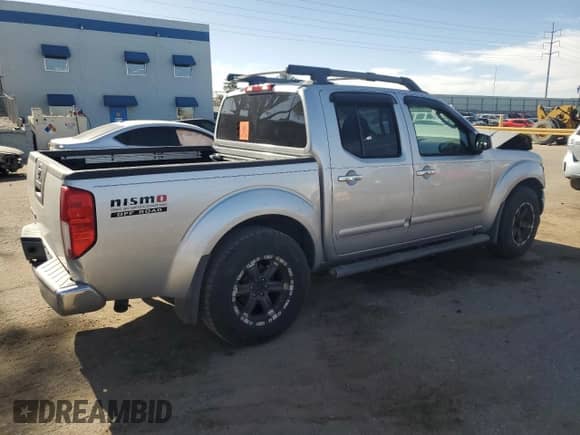 2008 Nissan Frontier Nismo z VIN 1N6AD07U28C433702, wystawiony jako Copart lot #56991565 z przebiegiem 209 516 mil mil oraz Nie do naprawy • Non repairable. Historia ofert i sprzedaży dostępna na DreamBid. Obrazek 3.
