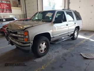 1999 Chevrolet Tahoe z VIN 1GNEK13R5XJ460475, wystawiony jako IAAI lot #43224843 z przebiegiem 277 775 mil mil oraz . Historia ofert i sprzedaży dostępna na DreamBid. Obrazek 2.