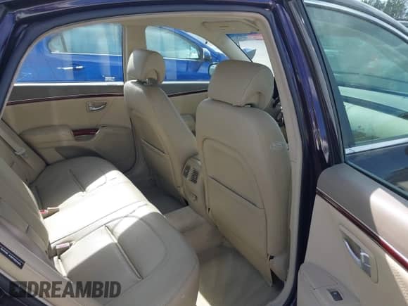 2007 Hyundai Azera SE z VIN KMHFC46F37A181888, wystawiony jako IAAI lot #43393911 z przebiegiem 157 836 mil mil oraz . Historia ofert i sprzedaży dostępna na DreamBid. Obrazek 8.