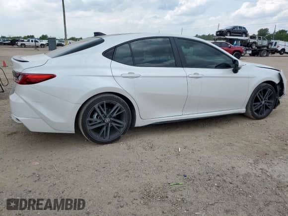 2025 Toyota Camry LE with VIN 4T1DAACK2SU094469, listed as a Copart auction lot 70592455 with 13,577 mi miles and Salvage title. Bid and sale history available at DreamBid. Image 3.