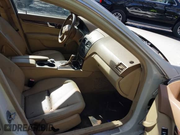 2008 Mercedes-Benz C 300 Sport z VIN WDDGF81X78F136812, wystawiony jako IAAI lot #43586594 z przebiegiem Nie podano mil oraz . Historia ofert i sprzedaży dostępna na DreamBid. Obrazek 5.